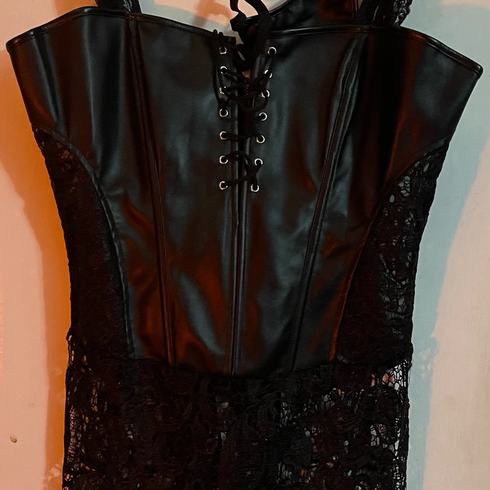 New Leather and Lace Corset Zipper Top 3X fits like a Medium